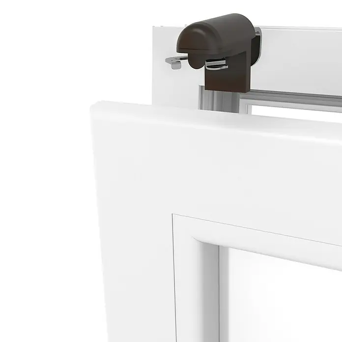 Expo Ambiente Klemmträger - 2 Stk., Geeignet für: Alu-Jalousien, Braun - Nahaufnahme eines weißen Fensterrahmens mit einem braunen Rollladen-Bedienmechanismus.