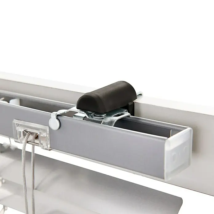 Expo Ambiente Klemmträger - 2 Stk., Geeignet für: Alu-Jalousien, Braun - Detailansicht einer Jalousie mit grauem Rahmen, schwarzer Abdeckung und Bedienelementen.