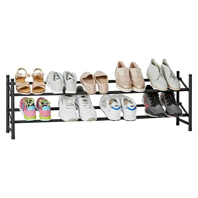 Schuhregal Loft - L x B x H: 23 x 116 x 36 cm, Schwarz - Schuhregal mit verschiedenen Schuhen. Auf dem Regal befinden sich Sandalen, Sneaker und andere Schuhe in verschiedenen Farben und Stilen.
