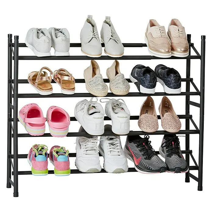 Schuhregal Loft - L x B x H: 23 x 116 x 36 cm, Schwarz - Schuhregal mit verschiedenen Schuhen. Das Regal ist voll mit einer Vielzahl von Schuhen, darunter Sneaker, Sandalen und Freizeitschuhe.