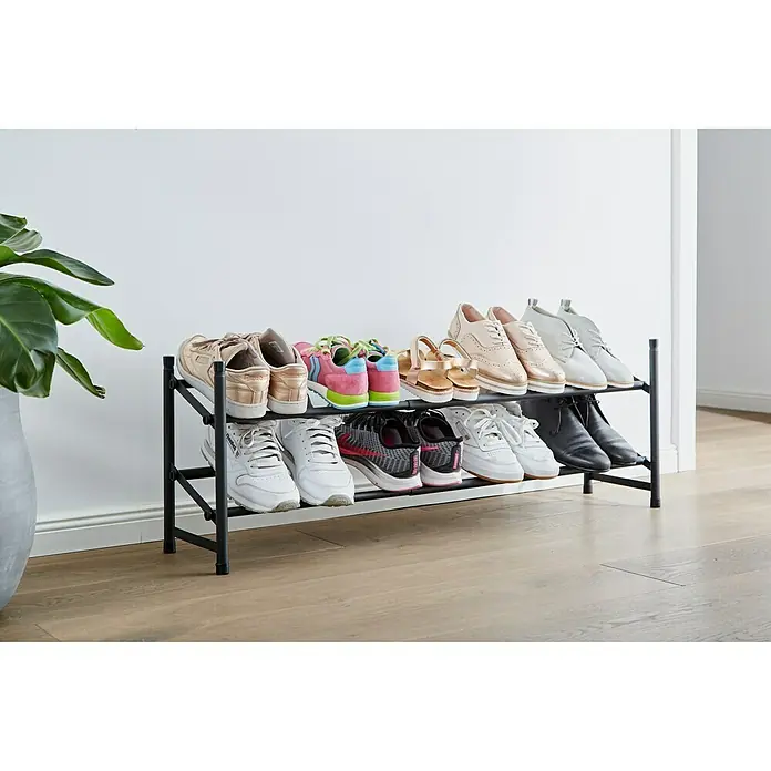 Schuhregal Loft - L x B x H: 23 x 116 x 36 cm, Schwarz - Dieses Bild zeigt ein Schuhregal mit verschiedenen Schuhen, das im Flur steht. Das Regal bietet praktischen Stauraum.