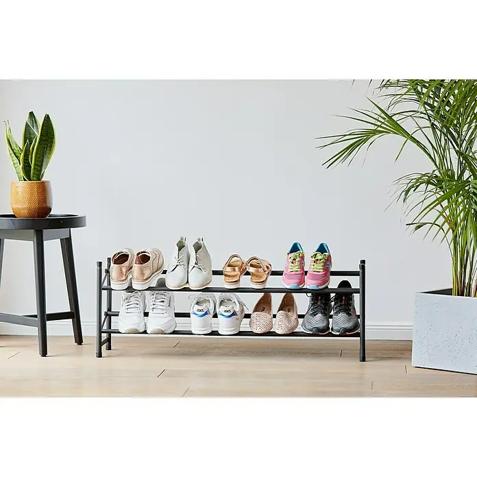 Schuhregal Loft - L x B x H: 23 x 116 x 36 cm, Schwarz - Ein zweistöckiges Schuhregal aus Metall mit verschiedenen Schuhen, das eine praktische und stilvolle Aufbewahrungslösung bietet.