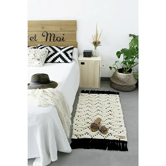Astigarraga Dinamic Armario multiusos de madera - 33 x 37,3 x 53,5 cm, Natural - Una habitación elegante con una alfombra artesanal de color crema con flecos negros, que agrega calidez y textura al espacio del dormitorio.