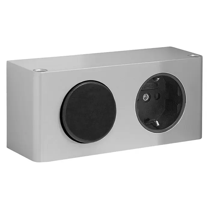 Riva LED-Spiegelschrank LindaB x H: 50 x 67,2 cm, Holz, Weiß - Nahaufnahme einer Doppelsteckdose mit Schalter, die in einem modernen, silberfarbenen Gehäuse eingebaut ist, ideal für zeitgemäße Innenräume.