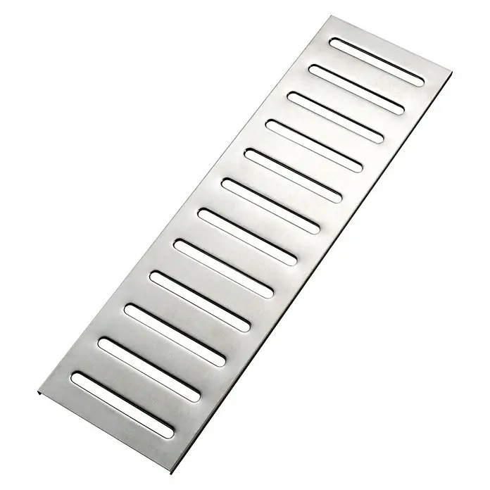 Warmhalterost - Passend für: Grillstar Gasgrill Atlanta 450 II - Aufnahme eines glänzenden Bodenablaufs aus Metall mit parallelen Schlitzen auf schwarzem Hintergrund.