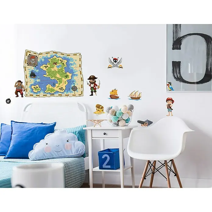 Vinilo de pared - Multicolor, Plástico - Esta imagen muestra una decoración de pared con temática pirata con un mapa del tesoro, personajes piratas y barcos. Decoración lúdica.