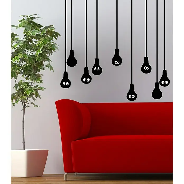 Vinilo de pared - 48 x 68 cm, Negro, Plástico - Decoración de pared con sofá rojo: Bombillas negras con ojos sobre un sofá rojo, al lado de un árbol verde en una maceta blanca.