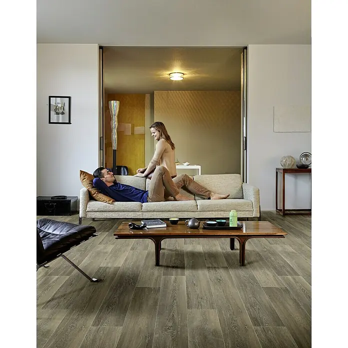 Beauflor PVC-Boden Meterware Tex-Style - 400 cm, Lime Oak, Braun - Einladendes Wohnzimmer mit hochwertigem Holzboden, der Wärme und Eleganz ausstrahlt. Perfekt für gemütliche Stunden zu zweit.