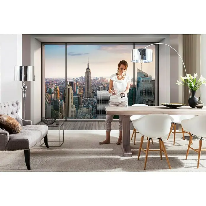 Komar Fototapete Penthouse - 8 -tlg., B x H: 368 x 254 cm, Papier - Elegantes Esszimmer mit Esstisch und Stühlen, akzentuiert durch eine stilvolle Stehlampe und eine beeindruckende Fensteransicht von New York.