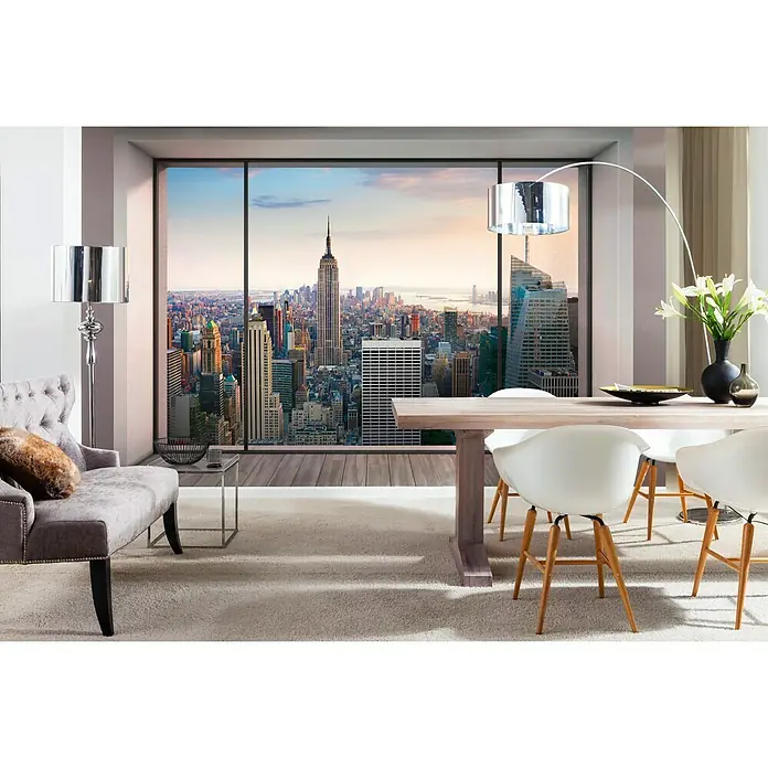 Komar Fototapete Penthouse - 8 -tlg., B x H: 368 x 254 cm, Papier - Ein einladender Wohnraum mit einem eleganten Sofa und einem Esstisch vor einer beeindruckenden Skyline, hervorgehoben durch moderne Lampen.