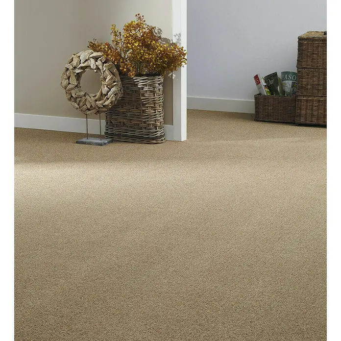 Teppichboden Meterware Aaron - Breite: 400 cm, Schlinge, 100 % Polypropylen, Braun - Nahaufnahme eines beigefarbenen Teppichs in einem Raum mit dekorativen Körben und Pflanzen für ein gemütliches Ambiente.