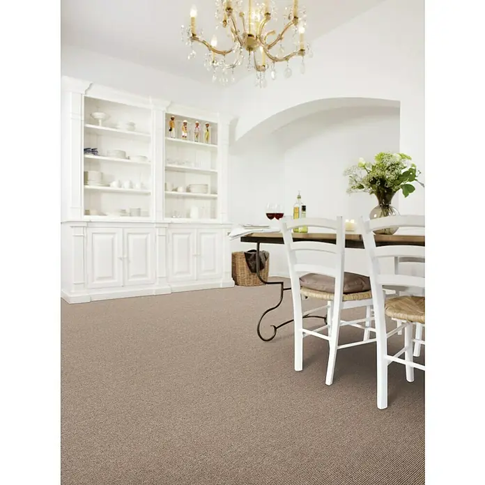 Teppichboden Meterware Aaron - Breite: 400 cm, Schlinge, 100 % Polypropylen, Braun - Ein elegantes Esszimmer mit einem beigen Teppichboden, der Wärme und Komfort ausstrahlt und den Raum optisch aufwertet.