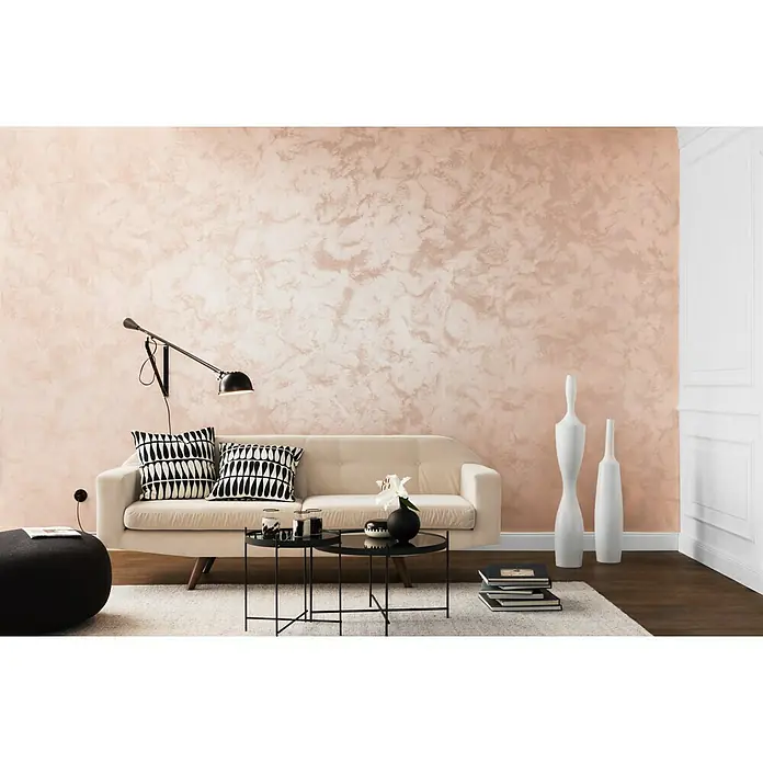 SCHÖNER WOHNEN-Farbe Trendstruktur Dekoputz-Set Schimmer-Optik - 5 -tlg., Shiny Rose - Ein elegantes Wohnzimmer mit einer stilvollen Couch, minimalistischen Tischen und dekorativen Vasen vor einer strukturierten Wand.
