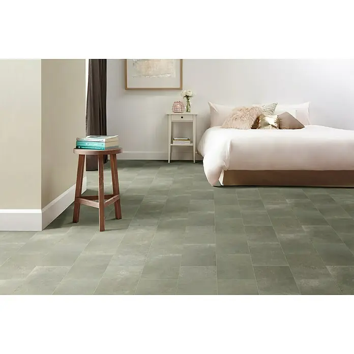 Beauflor PVC-Boden Meterware Feelings - 300 cm, Preston, Grau - Fußboden in einem hellen Schlafzimmer. Die grauen Fliesen schaffen eine moderne und elegante Atmosphäre.