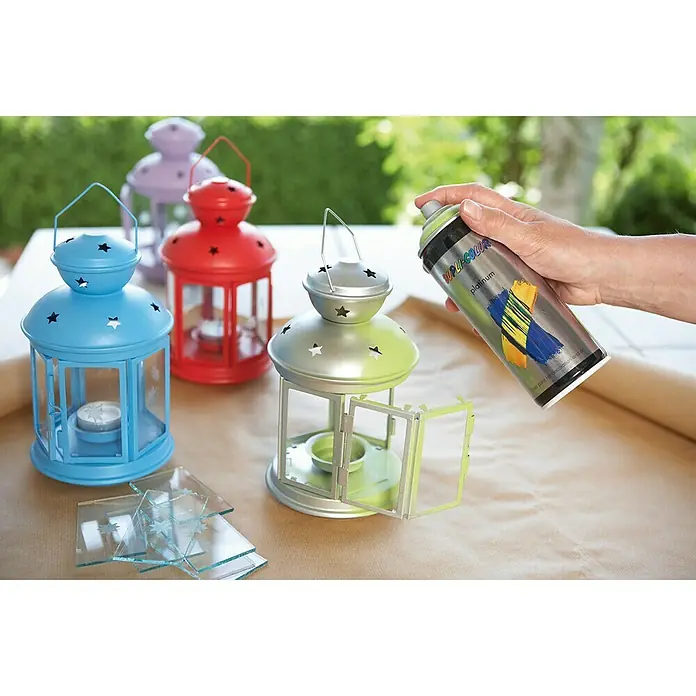 Dupli-Color Platinum Sprühlack - Frühlingsgrün, Seidenmatt, 150 ml - Farbenfrohe Windlichter werden mit einer Dose Sprühfarbe im Freien neu gestaltet, um eine kreative und persönliche Note zu erzielen.