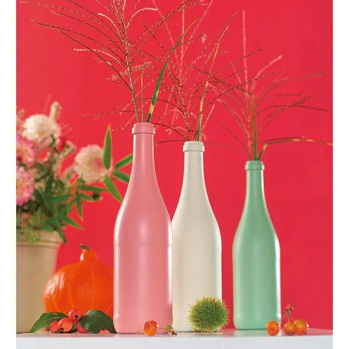 Dupli-Color Platinum Sprühlack - Frühlingsgrün, Seidenmatt, 400 ml - Farbfrohe Flaschenvasen mit Herbstdeko. Die Vasen in Rosa, Weiß und Mintgrün sind mit dekorativen Zweigen und Beeren geschmückt.