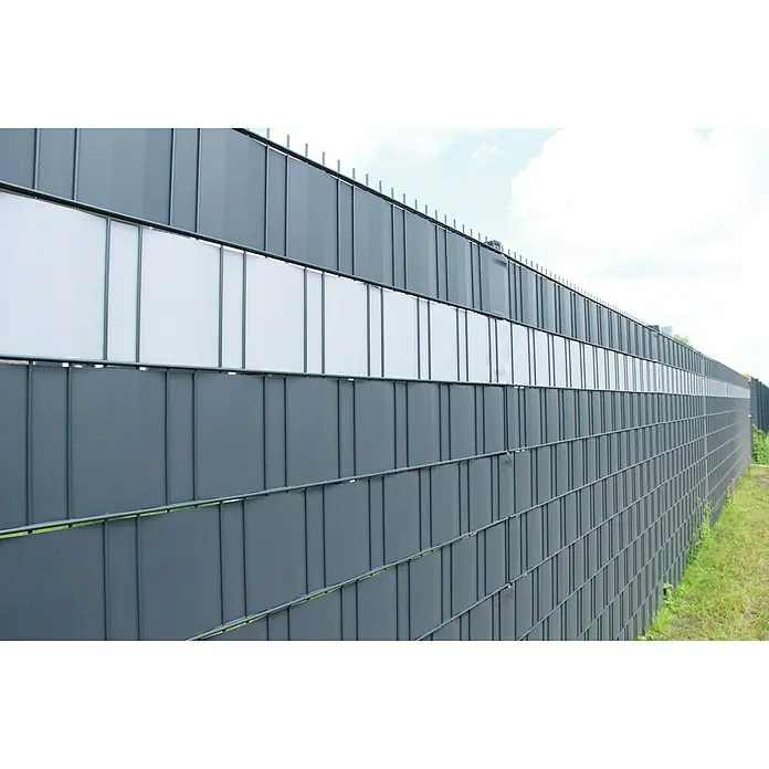 Videx Garden Sichtschutzstreifen - Anthrazit, 35 m x 19 cm, PVC - Bild eines modernen grauen Sichtschutzzauns mit weißen Akzenten, der Privatsphäre und Stil im Garten vereint.