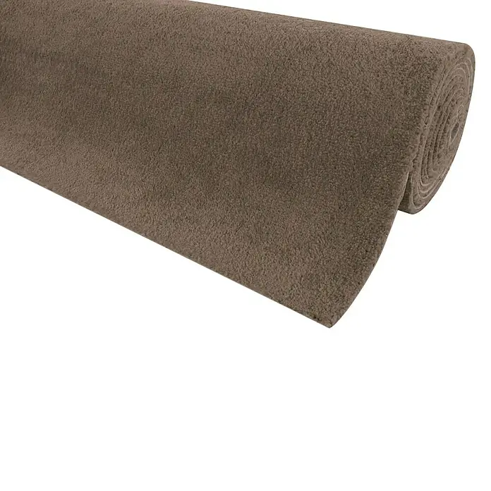 Teppichboden Meterware Linda - Breite: 400 cm, Velours, 100 % Polypropylen, Schlamm - Ein aufgerolltes Stück weicher, brauner Teppichboden. Ideal für Wohnräume, bietet Komfort und Wärme.