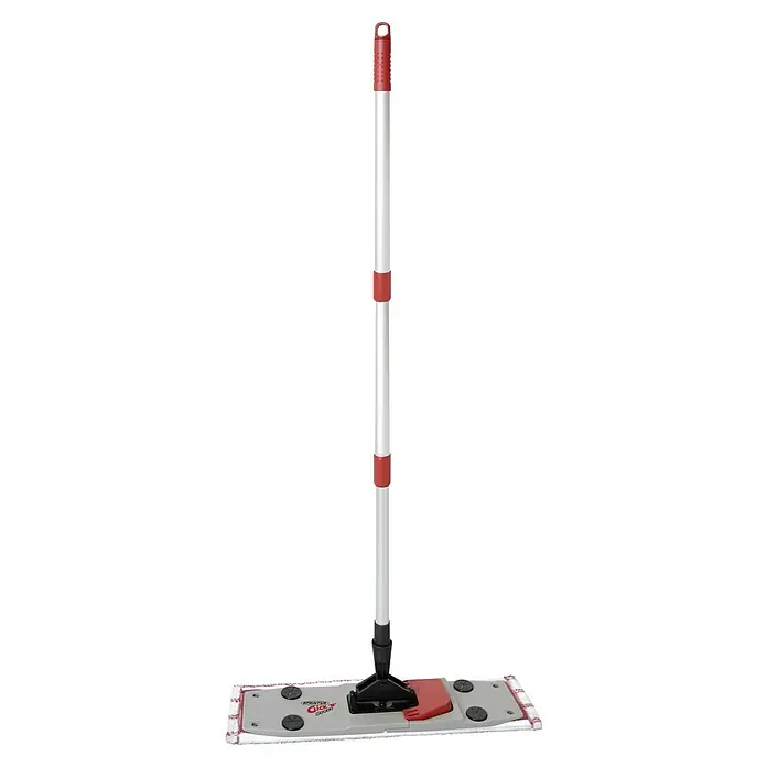 Sprintus Bodenwisch-Set Click N Press + Staubmop - 12 l, 5 -tlg., Materialzusammensetzung Bezug: 80 % Mikrofaser, 20 % weiche Abrasivborsten - Das Bild zeigt einen Spritus Click 'N' Flat Mop mit einem silbernen Griff und einem roten Akzent, perfekt für die schnelle Reinigung.