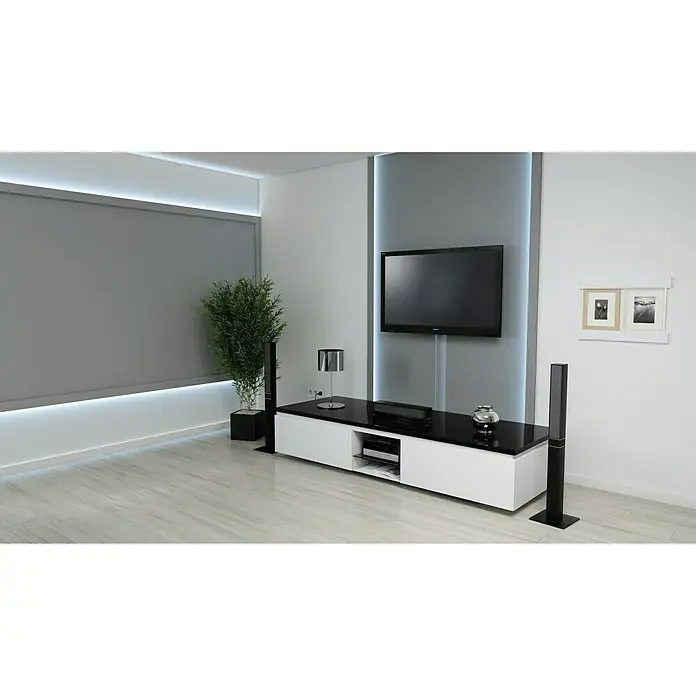 Perfil para cable Uni - 2 m x 1,9 cm x 6,3 cm, Poliestireno - Elegante mueble de TV con tapa de cristal negro y frentes blancos, integrado en un salón moderno con iluminación indirecta.