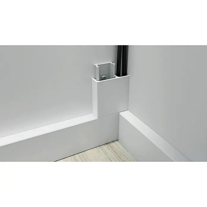 Perfil para cable Uni - 2 m x 1,9 cm x 6,3 cm, Poliestireno - Esta cubierta oculta cables y alambres que corren a lo largo de la pared. Está hecho de plástico y tiene un color blanco que se mezcla con el zócalo.