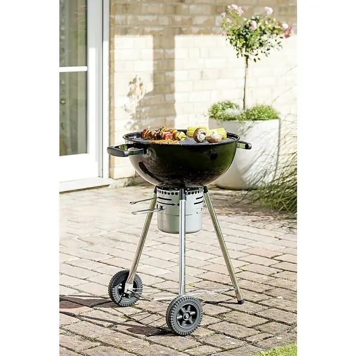 Kingstone Kugelgrill Bullet 47 - Durchmesser Grillfläche: 47 cm, Schwarz - Ein Kugelgrill im Außenbereich, der mit leckerem Grillgut wie Spießen und Maiskolben belegt ist, lädt zum Grillen im Garten ein.