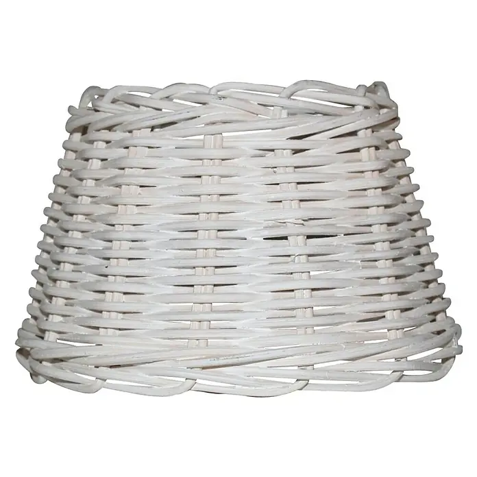 Home Sweet Home Lampenschirm Roseau - 20 cm, Weiß, Rattan, Oval - Nahaufnahme eines weißen Weidenkorbes mit einem klassischen, handgefertigten Design, ideal für Dekorations- und Aufbewahrungszwecke.