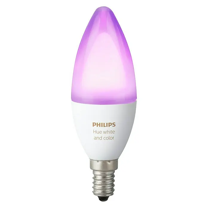 Philips Hue Bombilla LED inteligente Vela - E14, Intensidad regulable, RGBW, 470 lm, 5,3 W - Primer plano de una bombilla de vela Philips Hue White and Color que emite un suave brillo púrpura, ideal para crear iluminación ambiental.