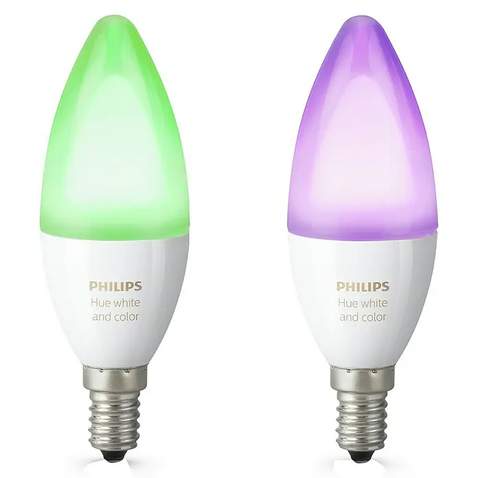 Philips Hue Smart-LED-Lampen Set - E14, Dimmbar, RGBW, 470 lm, 5,3 W - Zwei Philips Hue White and Color Ambiente Kerzenlampen mit E14-Fassung, eine grün und eine lila leuchtend.