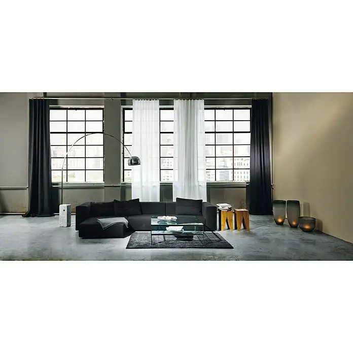 Expo Ambiente Halbprofil - Edelstahloptik, Anzahl Läufe: 1 Stk., Länge: 120 cm - Wohnzimmer mit modularem Ecksofa in Anthrazit, Glascouchtisch und Bogenlampe vor großen Fenstern mit Vorhängen.