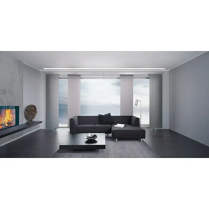 Expo Ambiente Gardinenprofil Multitrack - Anzahl Läufe: 1 Stk., Edelstahloptik, Länge: 160 cm - Elegantes Wohnzimmer mit stilvollem Sofa, modernem Kaffeetisch und Kamin. Die Fenster sind mit Schiebevorhängen ausgestattet, die Privatsphäre und Lichtschutz bieten.