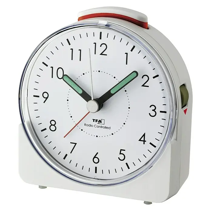 TFA Dostmann Funkwecker Sunrise - Analoges Display, Batteriebetrieben, Weiß, 10,2 x 4,6 x 11 cm - Weißer TFA-Funkwecker mit einem roten Akzent oben, der ein klassisches Design mit moderner Technologie verbindet.