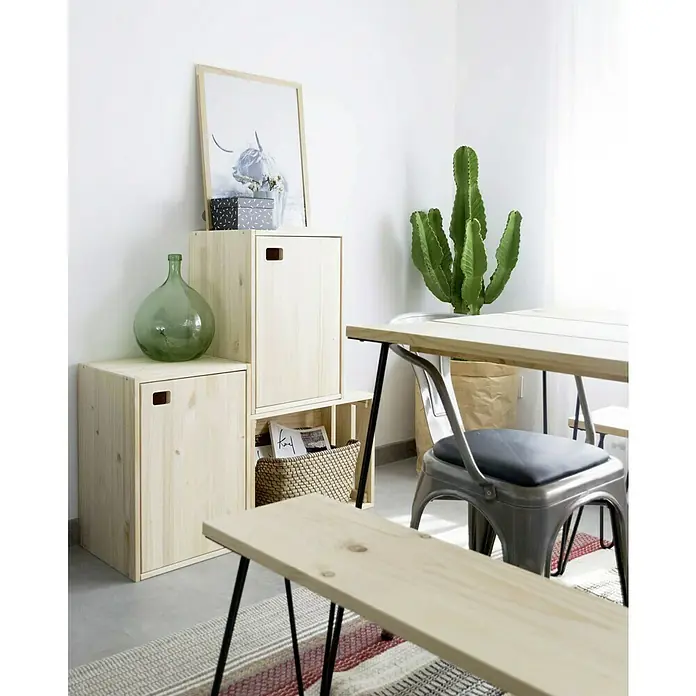 Astigarraga Dinamic Armario multiusos de madera - 33 x 37,3 x 53,5 cm, Natural - Diseño de interiores con armarios de madera modulares, una mesa de madera con sillas de metal y un cactus para un ambiente de habitación moderno.