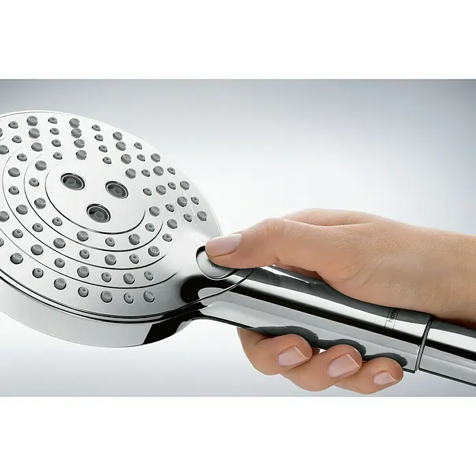 Hansgrohe Handbrause Raindance Select S 120 3jet - Anzahl Funktionen: 3 Stk., Durchmesser: 12,5 cm, Chrom - Handbrause mit diversen Strahlarten. Die Hand hält die verchromte Brause und bedient den Knopf für die Strahlarten.