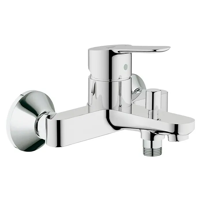 Grohe BauEdge Badewannenarmatur - Ausladung Armatur: 166 mm, Chrom, Glänzend - Nahaufnahme einer glänzenden Chrom-Badewannenarmatur mit Einhebelmischer und Umsteller für eine Dusche.
