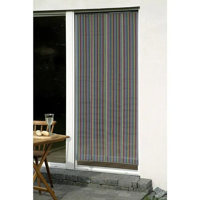 Dekovorhang Moskito Fresh - Grau/Bunt, 90 x 200 cm - Ein farbenfroher, senkrecht gestreifter Insektenschutzrollo verdeckt die Tür teilweise und sorgt für einen stilvollen Schutz vor Insekten.
