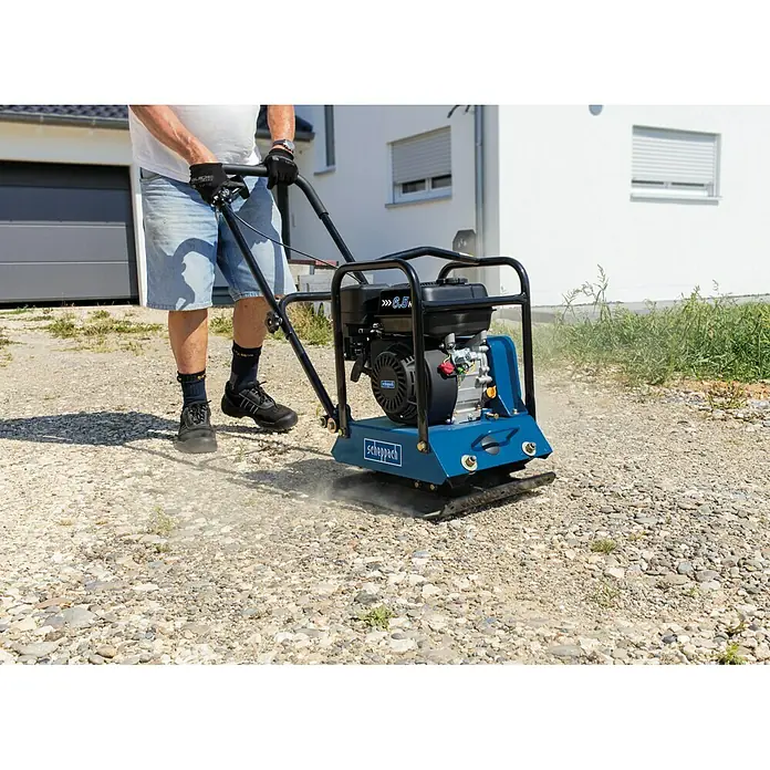 Scheppach Compactador HP1200S - 4.800 W, 3,5 l, Presión de compresión: 1.500 kg, Gasolina - Un hombre opera una placa vibratoria compactadora Scheppach azul para compactar el suelo al aire libre.