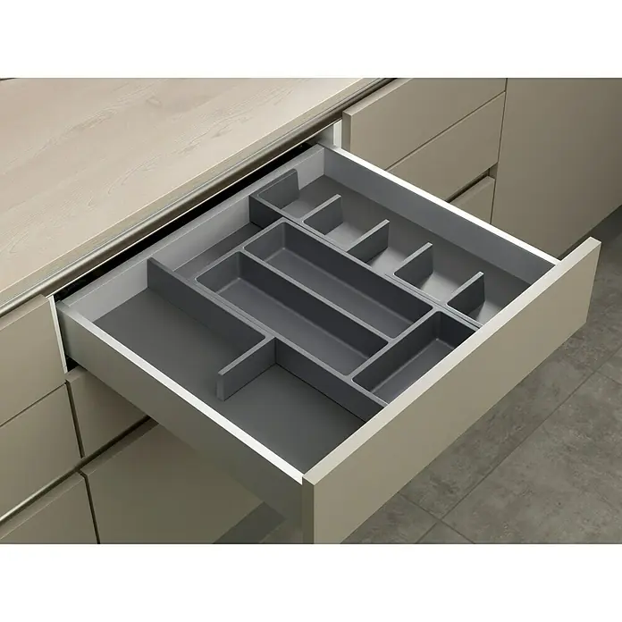 essensa Schubladeneinsatz-Set Connect - Kunststoff, Dunkelgrau - Schublade mit grauem Besteckkasten. Die Schublade ist Teil einer hellen Küchenzeile und bietet eine praktische Aufbewahrungslösung.