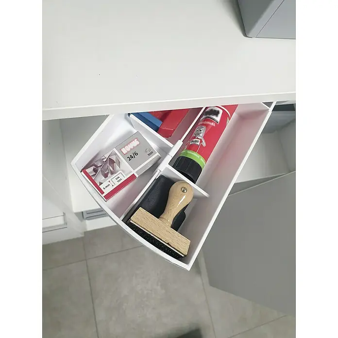 essensa Unterbau-Drehbehälter Swing - 30 x 13,7 x 4,7 cm, Weiß, Kunststoff - Ein Schubladeneinsatz mit Büromaterialien wie Hefterklammern, Stempel und Stempelkissen. Die Utensilien sind ordentlich sortiert.