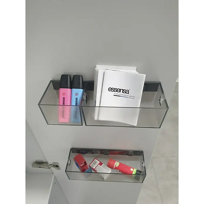 essensa Aufbewahrungsbox-Set Boxx - Kunststoff, Graphit/Transluzent - Zwei transparente Aufbewahrungsbehälter an einer weißen Oberfläche befestigt, gefüllt mit Büroartikeln wie Textmarkern und Notizen.