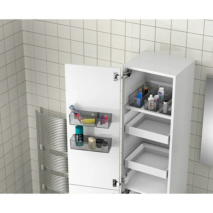 essensa Aufbewahrungsbox-Set Boxx - Kunststoff, Graphit/Transluzent - Ein weißer Badezimmerschrank mit offenen Schubladen und transparenten Behältern zur Aufbewahrung von Toilettenartikeln, die an der Tür befestigt sind.