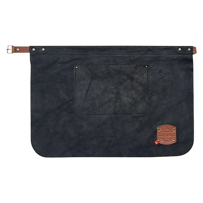 Xapron Grillschürze Kansas kurz - Schwarz, L x B: 60 x 40 cm - Hier ist die schwarze Xapron Lederschürze, die mit einer Ledertasche und einem verstellbaren Lederband ausgestattet ist.