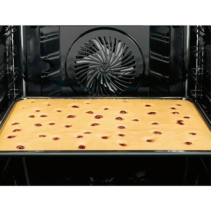 AEG Horno empotrado BPE53512YM - Número de tipos de calentamiento: 10 ud., Volumen horno: 71 l - Un delicioso pastel de cerezas se hornea en el horno. Perfectamente horneado, las cerezas están distribuidas uniformemente y el pastel es dorado.