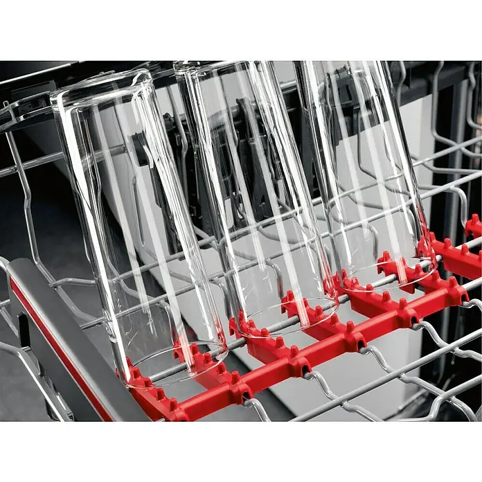 AEG Lavavajillas integrable FSE62417P - Ancho: 45 cm, Número de cubiertos: 9 ud. - Vasos colocados en un lavavajillas, con soportes rojos para copas en la cesta superior para asegurarlos.