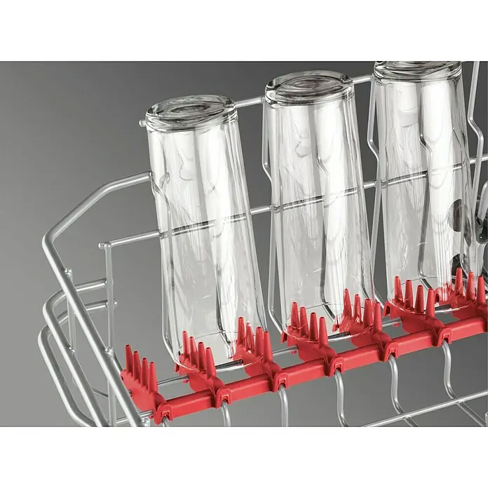 AEG Lavavajillas integrable FSE62417P - Ancho: 45 cm, Número de cubiertos: 9 ud. - Tres vasos vacíos se encuentran boca abajo en un lavavajillas equipado con soportes rojos diseñados para estabilizarlos durante el proceso de lavado.
