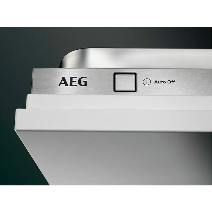 AEG Lavavajillas integrable FSE62417P - Ancho: 45 cm, Número de cubiertos: 9 ud. - Primer plano de un lavavajillas AEG con panel de control de acero inoxidable y borde blanco.