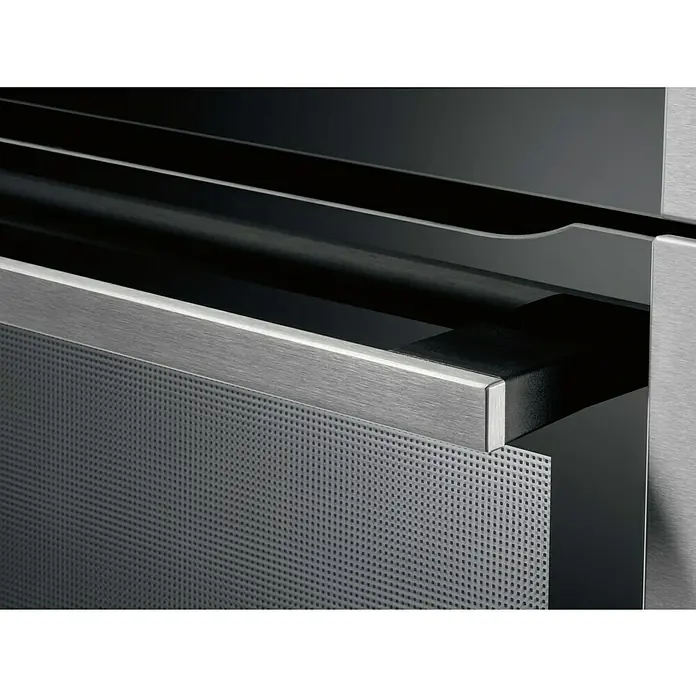 AEG Horno empotrado BPE53512YM - Número de tipos de calentamiento: 10 ud., Volumen horno: 71 l - Primer plano de un cajón con perforación fina y una manija plateada en un electrodoméstico de cocina moderno.