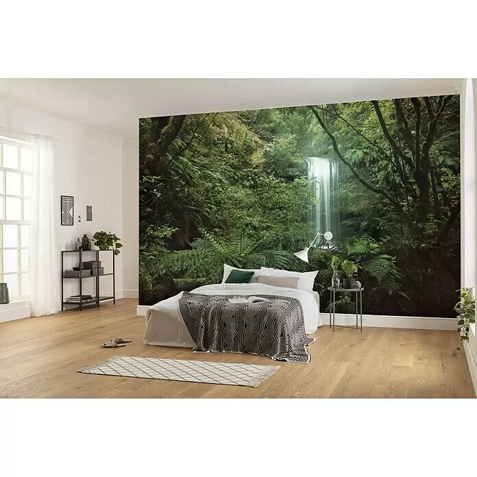 Komar Stefan Hefele Edition 2 Fototapete Secret Veil - 9 -tlg., B x H: 450 x 280 cm, Vlies - Ein Schlafzimmer mit einer Wandtapete, die einen üppigen Dschungel mit Wasserfall zeigt, um das Ambiente zu verbessern.