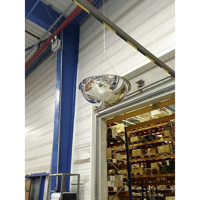 Espejo de seguridad MS360 - Diámetro: 650 mm, Visión de 360° - Espejo convexo colgando del techo de un almacén, que ofrece una vista más amplia y mejora la seguridad en los pasillos.