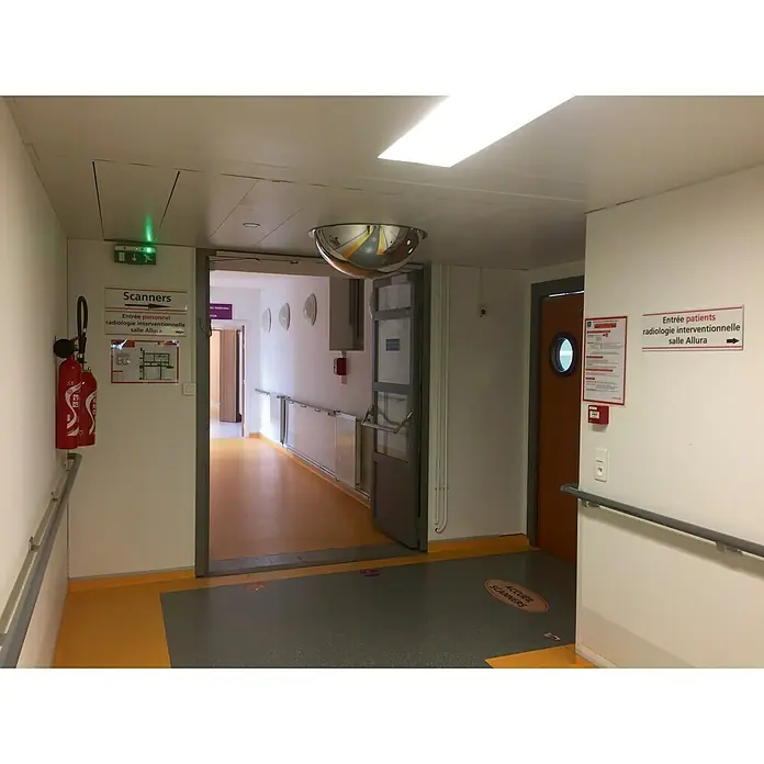 Espejo de seguridad MS360 - Diámetro: 650 mm, Visión de 360° - Vista de pasillo con equipos de seguridad contra incendios y señalización. El reflector en el techo añade seguridad al hospital.